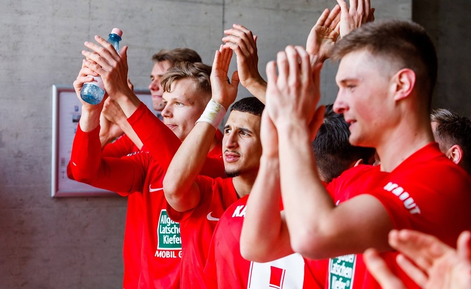 Mannschaft und Fans bejubeln den 2:1 Derbysieg gegen Saarbrücken