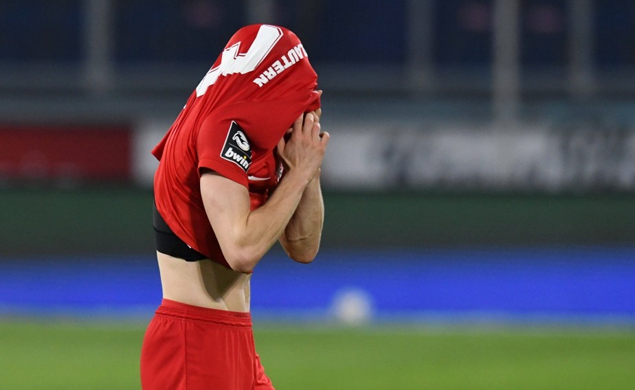 Enttäuschung pur: Nach dem 2:2 in Duisburg würde sich der FCK am liebsten verstecken.
