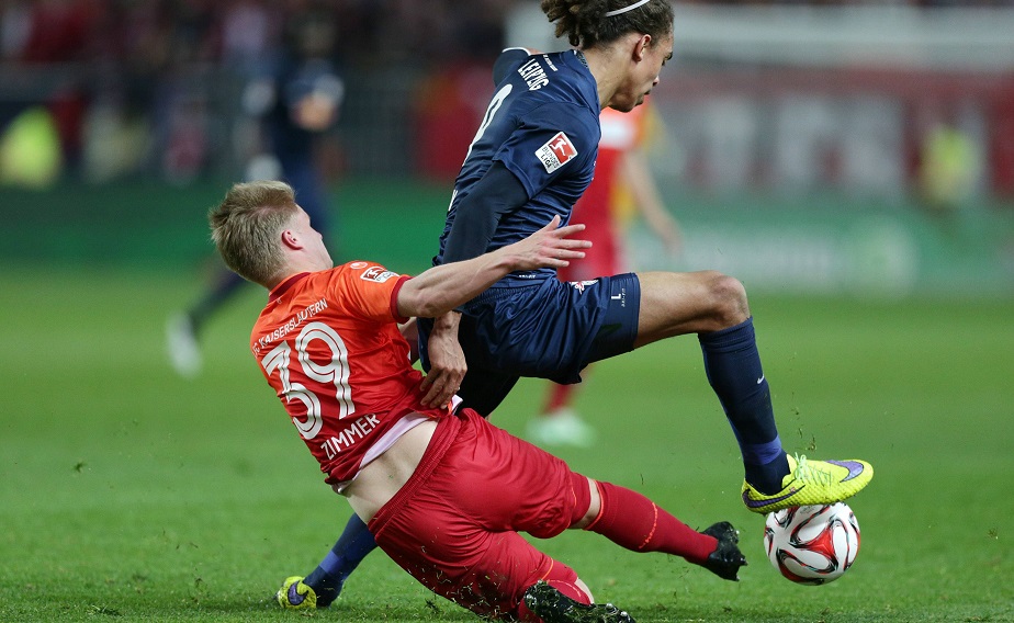 Jean Zimmer im Zweikampf mit Leipzigs Poulsen