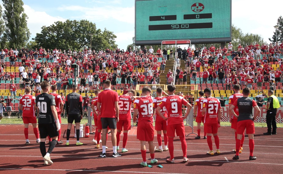 Nach der 0:4 Niederlage in Berlin stellen sich die Roten Teufel den Fans.