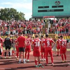 Nach der 0:4 Niederlage in Berlin stellen sich die Roten Teufel den Fans.