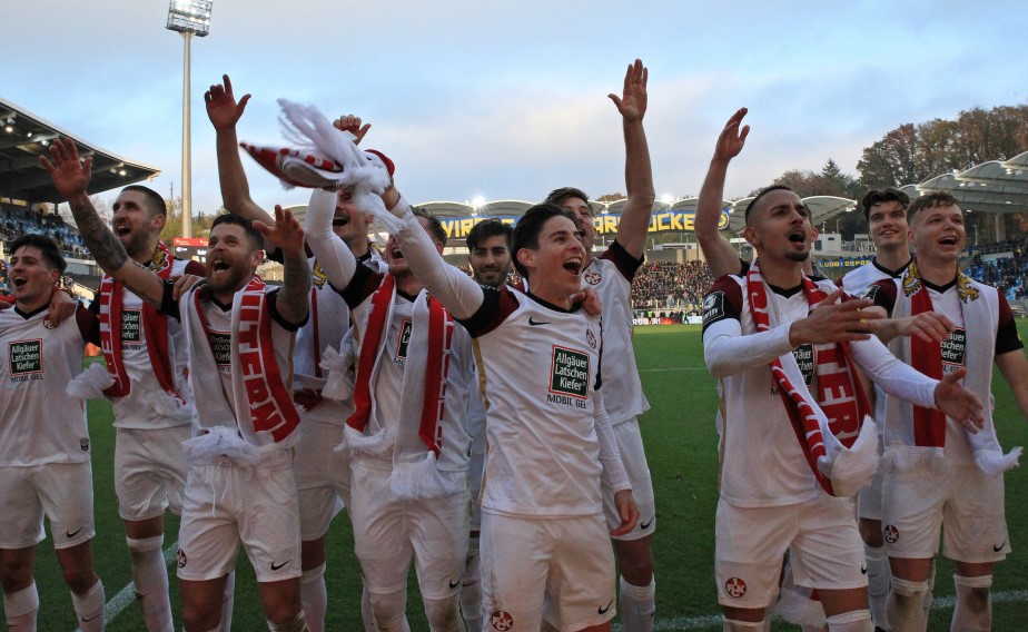 Die Roten Teufel feiern den verdienten 2:0 Derbysieg gegen Saarbrücken