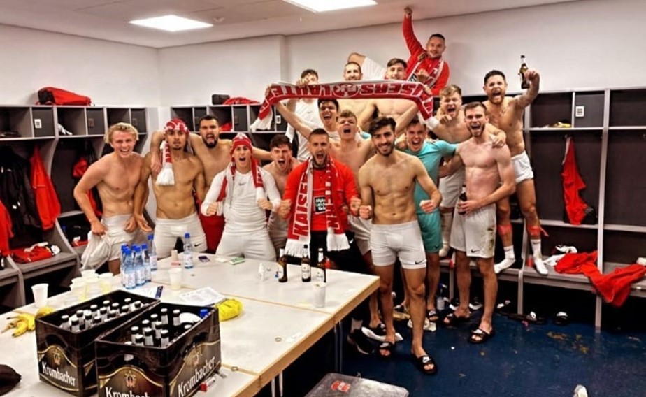 Die Roten Teufel feiern den 2:0 Derbysieg gegen Saarbrücken