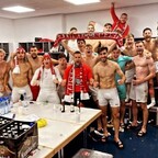 Die Roten Teufel feiern den 2:0 Derbysieg gegen Saarbrücken
