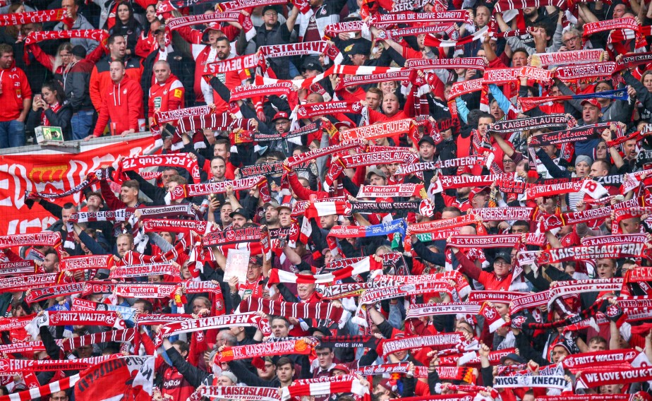 FCK-Fans singen "You will never walk alone"