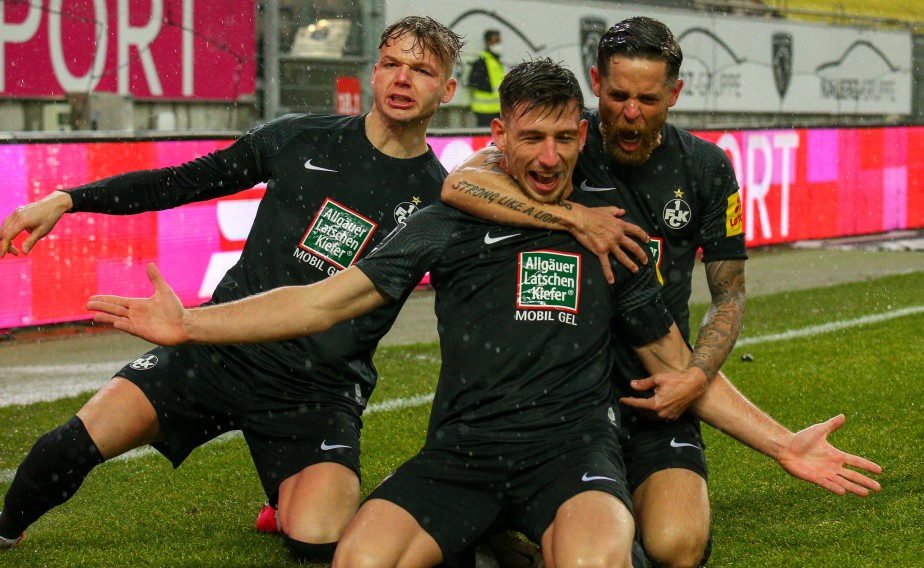 Für Horst Eckel: Der FCK schlägt Viktoria Köln verdient mit 4:0.