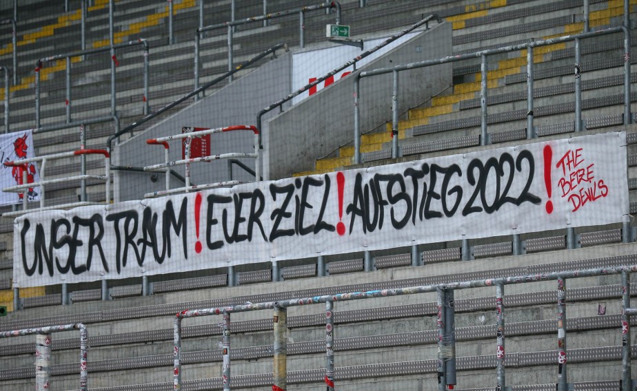 Die FCK-Fans skandieren: Unser Traum. Euer Ziel. Aufstieg 2022.