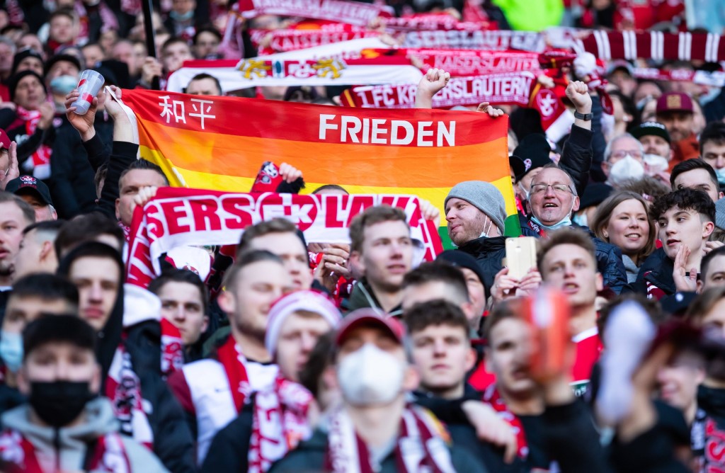 Auch in der Lautrer Westkurve: FCK-Fans werben für Frieden in der Ukraine
