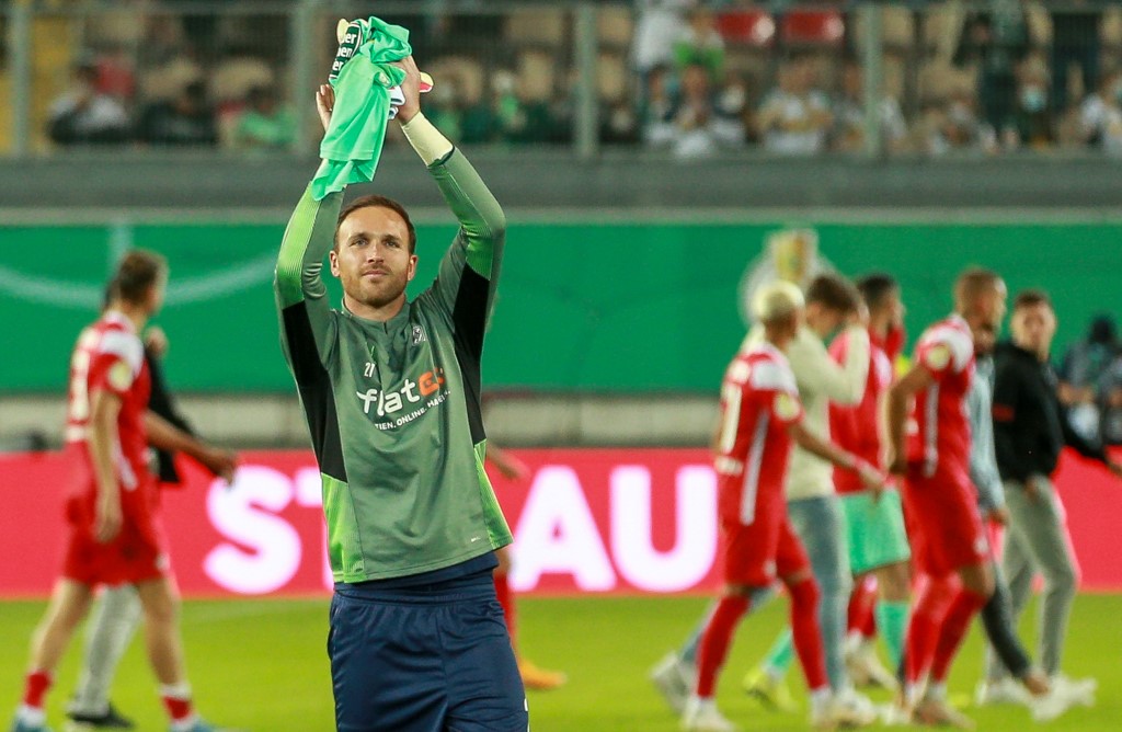 Nach der Pokalniederlage gegen Mönchengladbach verabschiedet sich Tobi Sippel von der Lautrer Westkurve