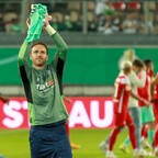 Nach der Pokalniederlage gegen Mönchengladbach verabschiedet sich Tobi Sippel von der Lautrer Westkurve