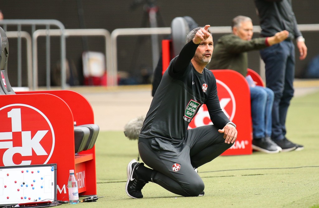 Co-Trainer Frank Döpper schicken seine Mannen nach vorne
