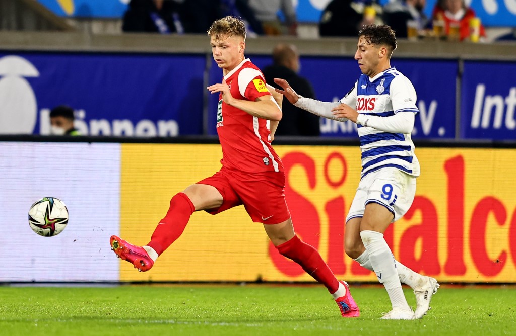 Philipp Hercher im Zweikampf: 13. Spieltag, FCK gegen Duisburg