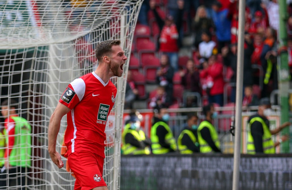 FCK-Verteidiger Boris Tomiak bejubelt seinen Treffer gegen SC Freiburg II