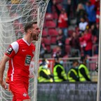 FCK-Verteidiger Boris Tomiak bejubelt seinen Treffer gegen SC Freiburg II