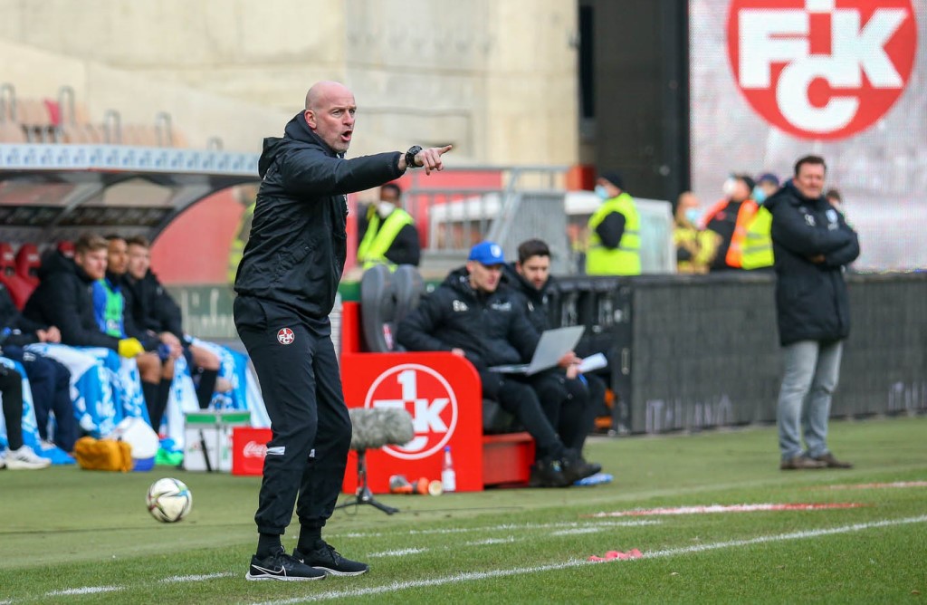 FCK-Cheftrainer Marco Antwerpen dirigiert seine Mannschaft