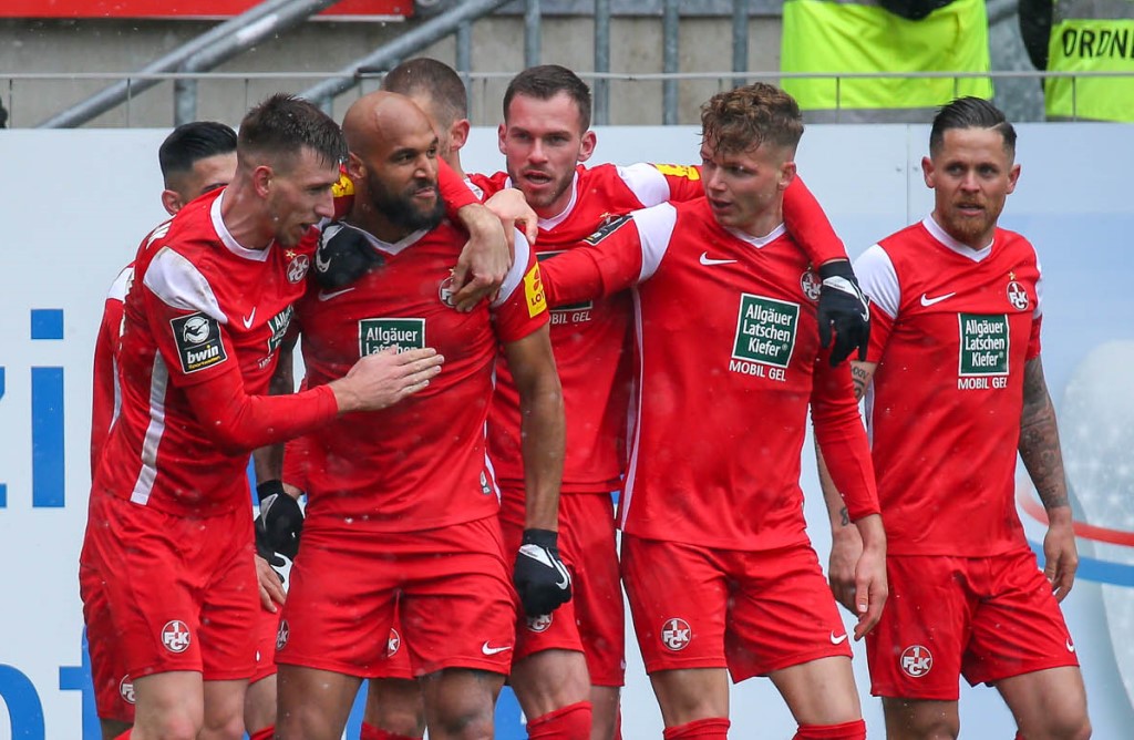 Die Roten Teufel bejubeln den 5:1 Heimsieg des FCK gegen den MSV Duisburg