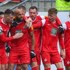 Die Roten Teufel bejubeln den 5:1 Heimsieg des FCK gegen den MSV Duisburg