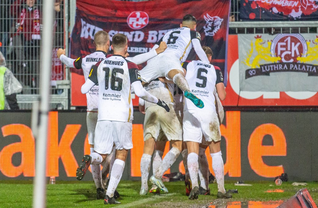 Trotz des Erfolgs in Würzburg bleibt der Vorsprung des FCK auf Braunschweig denkbar knapp