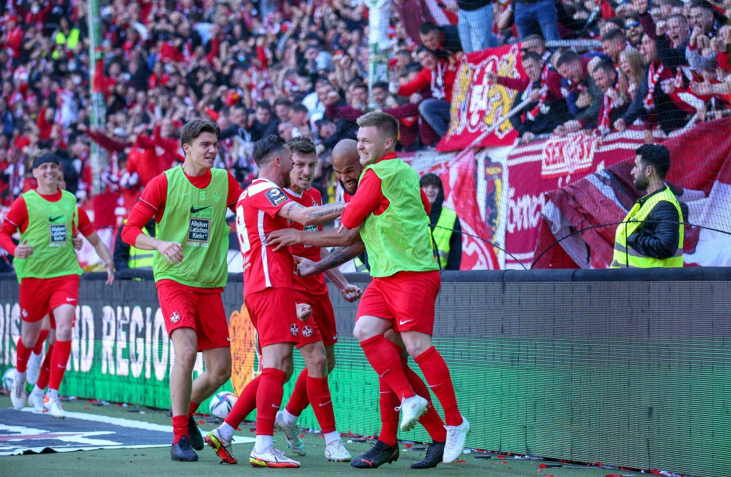 Der FCK schlägt Saarbrücken in Unterzahl mit 3:1. Und feiert sich selbst.