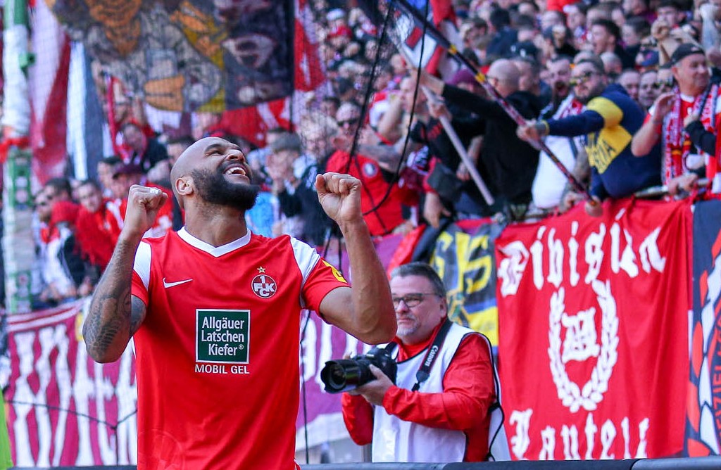 Der Bann ist gebrochen: Boyds feiert sein 8. Tor für den FCK vor der Westkurve
