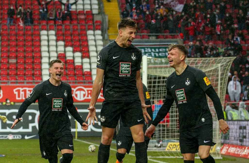 Daniel Hanslik feiert seinen Treffer gegen Viktoria Köln