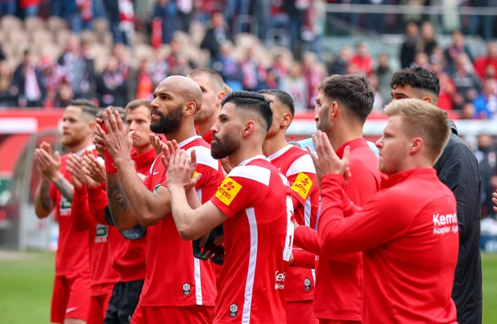 Viel Aufmunterung für die FCK-Profis nach der Heimniederlage gegen Borussia Dortmund II