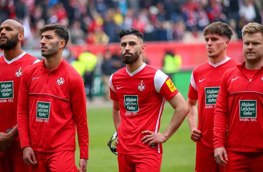 Enttäuschte Gesichter: Nach der Niederlage gegen Dortmund stehen die FCK-Spieler vor der Westkurve