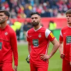Enttäuschte Gesichter: Nach der Niederlage gegen Dortmund stehen die FCK-Spieler vor der Westkurve