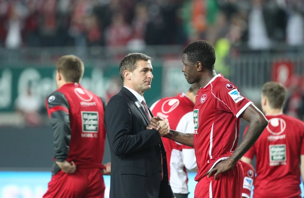 Kaiserslauterns Vorstandsvorsitzender Stefan Kuntz tröstet Mohammadou Idrissou nach der 1:2 Niederlage gegen Hoffenheim