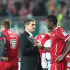 Kaiserslauterns Vorstandsvorsitzender Stefan Kuntz tröstet Mohammadou Idrissou nach der 1:2 Niederlage gegen Hoffenheim