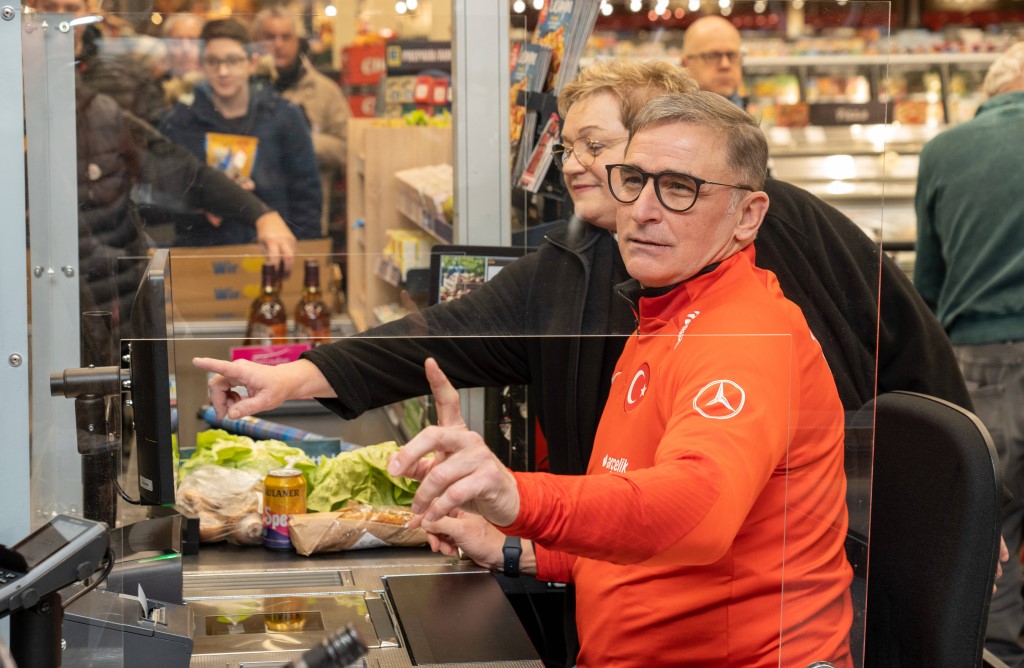 Stefan Kuntz sammelt Spenden für die Erdbebenopfer in der Türkei