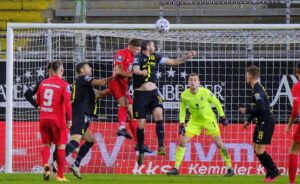 Marco Antwerpen warnt seine Mannschaft vor den gefährlichen Münchner Flanken. Quelle: Imago Images