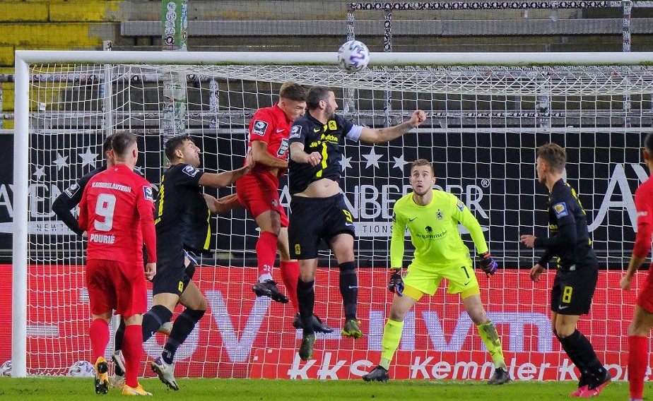 Marco Antwerpen warnt seine Mannschaft vor den gefährlichen Münchner Flanken. Quelle: Imago Images