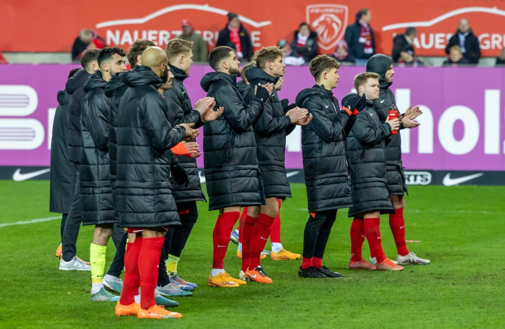 Enttäuschte Gesichter beim FCK (Foto: Andreas Leiner)
