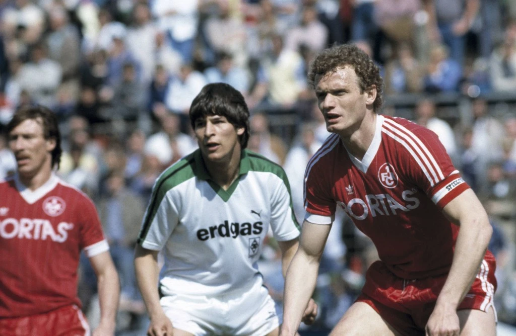 Hans-Peter Briegel im Zweikampf mit Gladbachs Hans-Jörg Criens im Stadion am Bökelberg, Bundesliga, 1983. Foto: Imago / Werner Otto