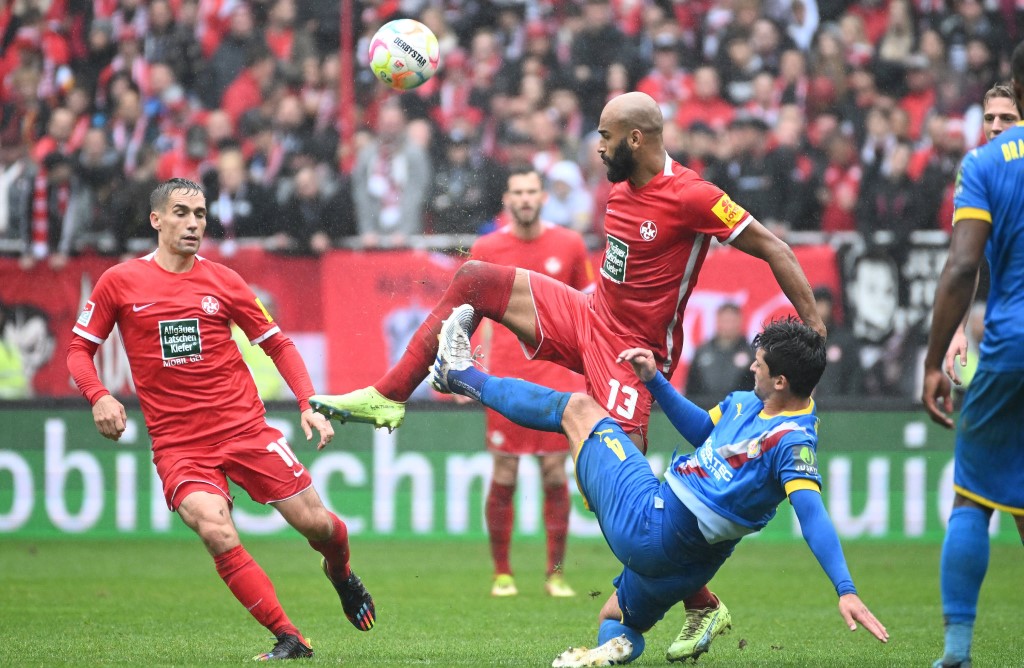 Trennten sich im Hinspiel 1:1: Kaiserslautern - Braunschweig (Foto: Imago Images / Lobeca)
