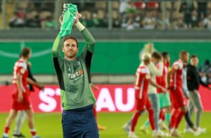 Nach der Pokalniederlage gegen Mönchengladbach verabschiedet sich Tobi Sippel von der Lautrer Westkurve
