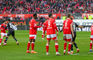 Maxwell Gyamfi, Ivan Prtajin und Fabian Kunze stehen zur Ecke bereit.