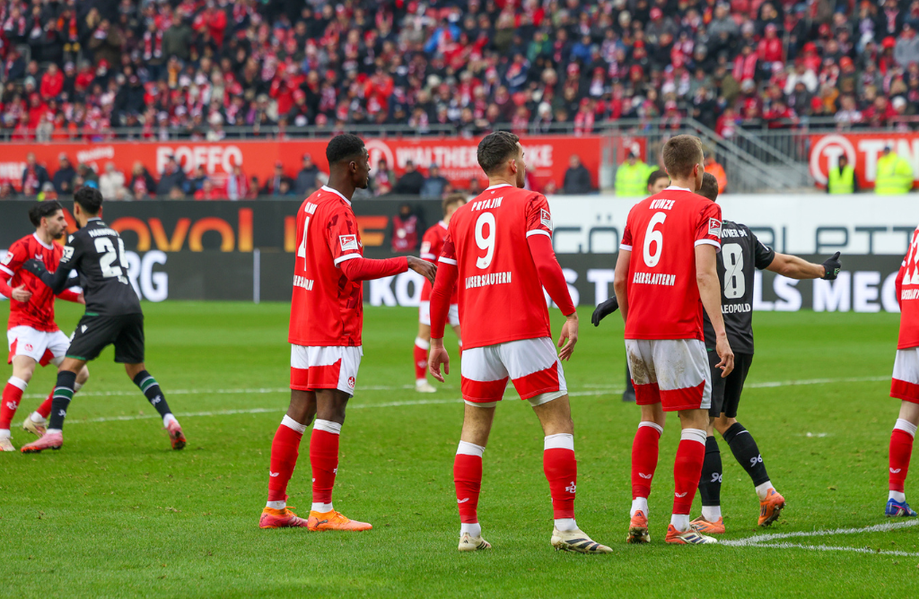 Maxwell Gyamfi, Ivan Prtajin und Fabian Kunze stehen zur Ecke bereit.